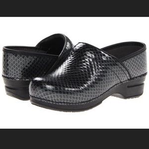 Dansko Pro XP Anaconda charcoal clogs like new 36